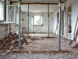 Ruiny i rusztowania w pokoju świadczą o trwających remontach kamienic.