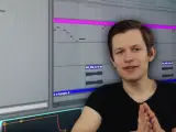 Młody mężczyzna przed ekranem z programem do tworzenia muzyki. Widać sekwencje dźwiękowe i listę efektów.