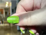 Zastanawiasz się, ile schnie lakier do paznokci? Ten zielony neonowy manicure wygląda na świeży, ale czy jest już suchy?