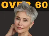 Donna con un elegante corto taglio capelli over 60, sguardo intenso e un sorriso accennato.