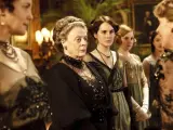 Donne eleganti in abiti d'epoca, un'atmosfera da film d'epoca con un tocco di mistero.