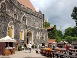 Kamienny zamek Grodziec z gotyckimi oknami, dziedziniec z kramami i ławami. Wiele osób zwiedza to miejsce, a opinie o zamku Grodziec są pozytywne.