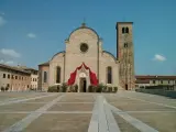 Piazza di Concordia Sagittaria con la cattedrale e il campanile. Un'ottima meta per scoprire cosa vedere in questa storica cittadina.