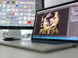 Lisek w kadrze programu Photoshop na ekranie laptopa.
