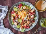 Ein Big Mac Salat mit Hackfleisch, Käse, Tomaten, Gurken und Croutons. Dazu eine cremige Sauce und eingelegte Gurken.