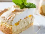 Sernik Rosa z Thermomixa z puszystą bezą i owocami, udekorowany miętą. Pyszny deser na każdą okazję.