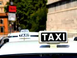 Mehrere Taxis in Italien, bereit, Touristen zu befördern. Die Taxi Kosten in Italien können je nach Stadt und Tageszeit variieren.