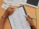 Nauczyciel ma 30 minut na sprawdzenie sprawdzianu z 55 pytań. Czas na zadanie to około 30 sekund.