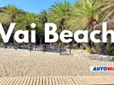 Plaża Vai z palmami i kawiarnią. Idealne miejsce na relaks.