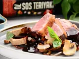 Soczysta kaczka w 5 smakach, polana gęstym sosem teriyaki, podana z warzywami i grzybami.