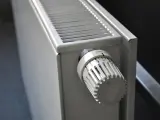 Termostato de radiador blanco, útil para el cálculo de radiadores por m2.