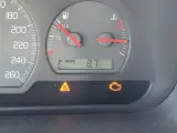 Na desce rozdzielczej świecą się kontrolki TCS i silnika. Spalanie 8.7l/100km.
