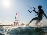 Kite czy Windsurfing? Porównanie, które rozwieje Twoje wątpliwości