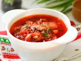 Aromaticzny barszcz ukraiński tradycyjny w białej miseczce, ozdobiony koperkiem. Idealny przepis na rozgrzewający obiad.