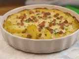 Truffade au four, un plat réconfortant de pommes de terre gratinées, parsemé de lardons et de persil frais.