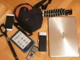 Elektronika i akcesoria podróżne: smartfon, czytnik e-booków, aparat, powerbank, laptop, selfie stick i statyw.