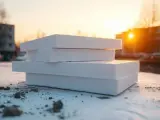 Lastre di polistirene estruso, ideali per l'isolamento termico di edifici, impilate al tramonto.
