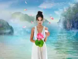 Kobieta w białej sukni trzyma lotos na tle tropikalnych wysp. Płatki kwiatów unoszą się w powietrzu, tworząc atmosferę raju. Hotel Paradise 8 zaprasza do tego magicznego miejsca.