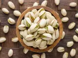 Miseczka pełna pistacji, które są świetną przekąską. Warto sprawdzić ich pistacje kcal przed spożyciem.