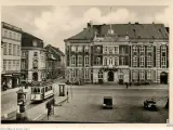 Kostrzyn nad Odrą przed wojną: tramwaj i samochody na rynku przed ratuszem.
