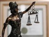 Statua della Giustizia con bilancia, simbolo di chi ha conseguito la laurea in legge o giurisprudenza.