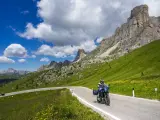 Motociclista su strada panoramica tra le montagne, un invito a scoprire le **strade da fare in moto** con panorami mozzafiato.