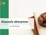 Prawo cywilne i klauzule abuzywne. Młotek sędziowski na księgach prawnych.
