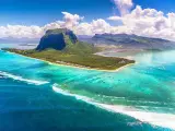 Mauritius pogoda październik: turkusowa woda, zielona góra Le Morne Brabant i białe chmury. Idealna pogoda na rajskie wakacje.