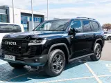 Czarny Toyota Land Cruiser 300 GR Sport z grillem w kształcie plastra miodu i oznaczeniem GR.