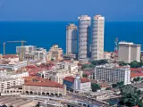 Panorama miasta Sri Lanka stolica, z nowoczesnymi wieżowcami i historyczną architekturą nad błękitnym oceanem.
