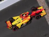 Alex Palou, piloto del coche número 10, acelera en la pista con su monoplaza amarillo y rojo de DHL.