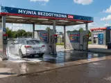 Nowoczesna myjnia bezdotykowa 24h, gdzie auto jest myte pianą. Zastanawiasz się, ile kosztuje postawienie myjni samochodowej? To miejsce daje odpowiedź.