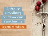 Różaniec z czerwonymi paciorkami i srebrnym krzyżem, z tekstem "Różaniec z modlitwą o uzdrowienie i uwolnienie. Tajemnice radosne".
