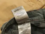 Pflegeetikett für Jeans: Waschen bei 30°C, separat, auf links. Bügeln auf links. Vorsicht: Farbe kann abfärben.