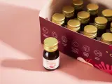 Pudełko z ampułkami kolagenu rybiego. Zastanawiasz się, jaki kolagen wybrać na zmarszczki? Ten produkt zawiera kolagen rybi VERISOL, witaminę C i ekstrakt z zielonej herbaty.