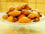 Rogaliki drożdżowe, pachnące jak u babci, na szklanej paterze. Idealne na deser.