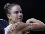 Magdalena Fręch z tatuażami na ramieniu podczas linette meczu.