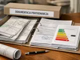 Teczka z napisem "Dokumentacja powykonawcza" zawiera mapy, dokumenty i wykres klasyfikacji energetycznej.