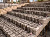 Gotowe do zalania betonem zbrojenie schodów, tworzące solidną konstrukcję. Stalowe pręty ułożone w siatkę zapewnią wytrzymałość.