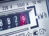 Liczniki energii elektrycznej pokazują, co zużywa najwięcej prądu w domu. Widoczne cyfry 8829 kWh.