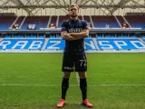 Piłkarz Tymek Puchacz w koszulce Trabzonspor z numerem 72, stoi na murawie stadionu.