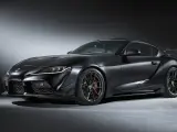 Matowa czerń podkreśla agresywną sylwetkę sportowego coupe Toyota GR Supra. Widoczne czerwone zaciski hamulcowe i aerodynamiczne dodatki.