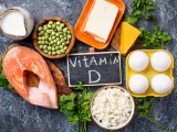 Lax, ägg, ost, smör, mjölk, ärter och persilja. Dessa livsmedel kan hjälpa mot vitamin d brist symtom.