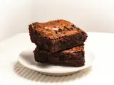 Dwa wilgotne brownie z kawałkami czekolady, idealne na prosty przepis.