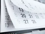 Strony kalendarza przewracają się, pokazując daty. Ile lat do urlopu po technikum? Czas leci!