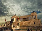Monument imposant à Rome, sous un ciel orageux. Pensez à la fiscalité pour votre projet d'expatrier en Italie.