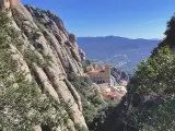 Monasterio en la montaña, ideal para rutas para caminar cerca de mi. Paisaje rocoso y verde con vistas al valle.