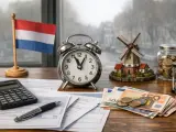 Nederlandse vlag, wekker, geld en molen. Tijd om de belastingdienst po polsku te regelen.