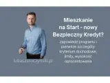 Mężczyzna w niebieskiej koszuli prezentuje "Mieszkanie na Start - nowy Bezpieczny Kredyt?". Poznaj szczegóły programu.
