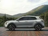 Stonic Kia na drewnianym tarasie, w tle górzysty, zalesiony krajobraz. Idealny na wyprawę!